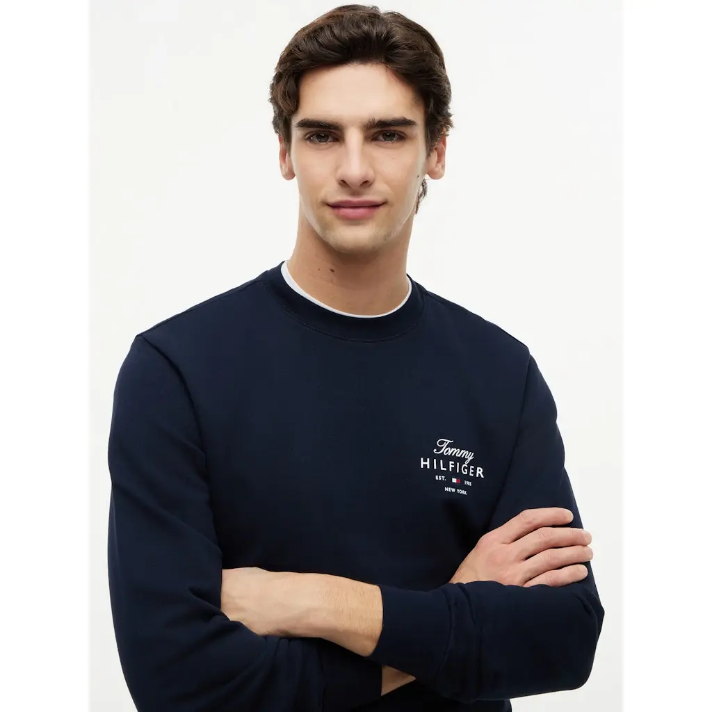 Tommy-Hilfiger_miesten-tummansininen-puuvillainen-collegepaita-pienella-logomerkilla-rinnassa