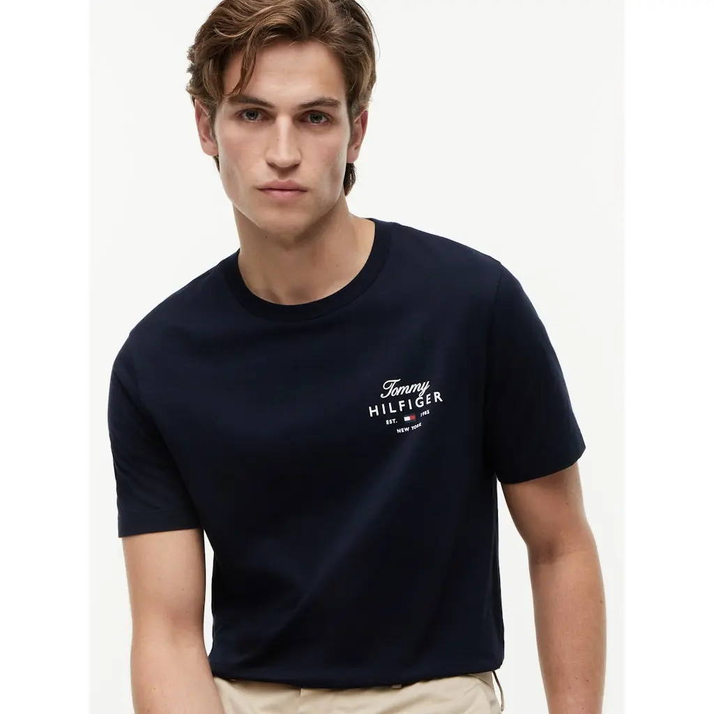 Tommy-Hilfiger_miesten-tummansininen-puuvillainen-logot-paita