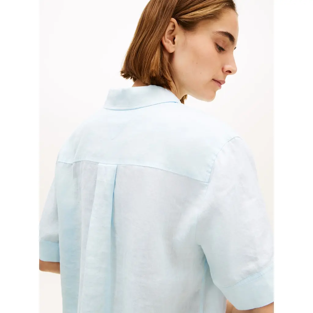 Tommy-Hilfiger_naisten-vaaleansininen-pellavapaita-lyhyella-hihalla