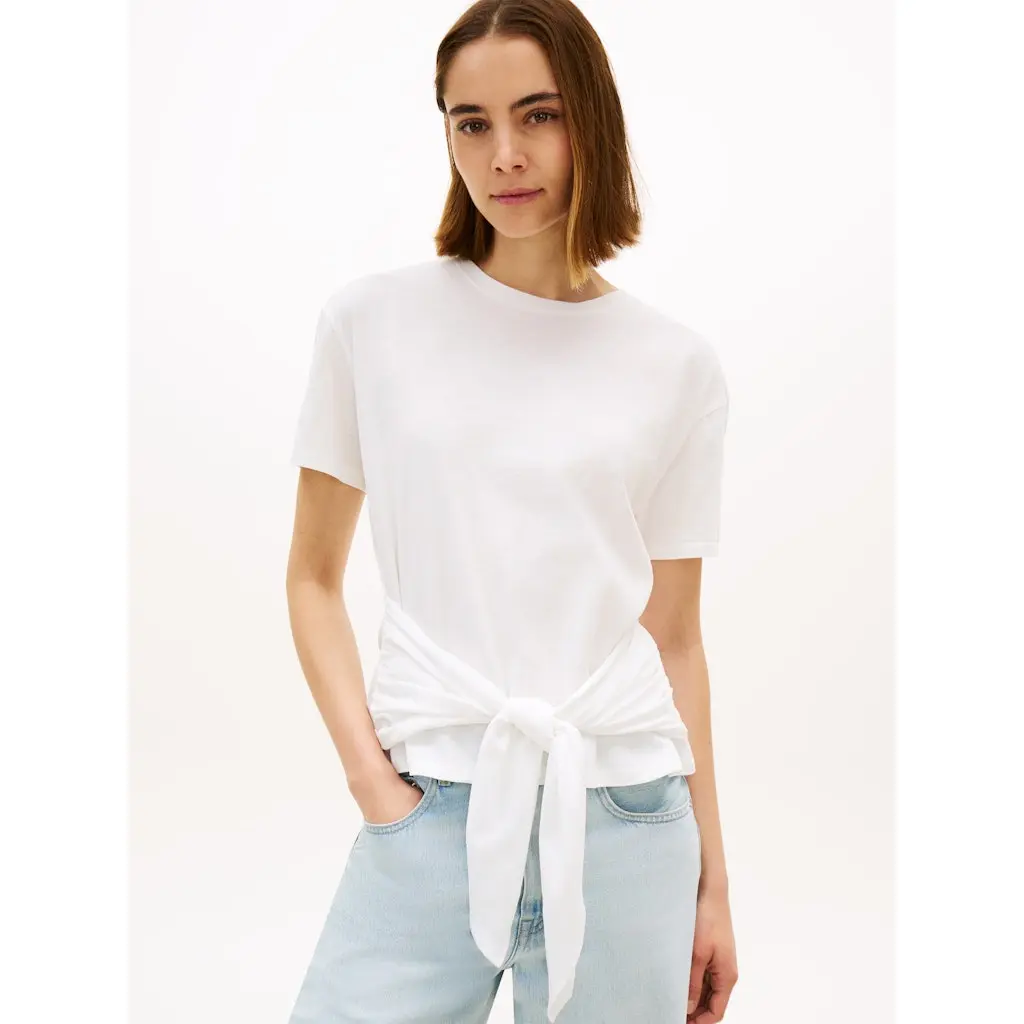 Tommy-Hilfiger_naisten-valkoinen-yksivarinen-t-paita-helman-solmittavalla-rusettiyksityiskohdalla