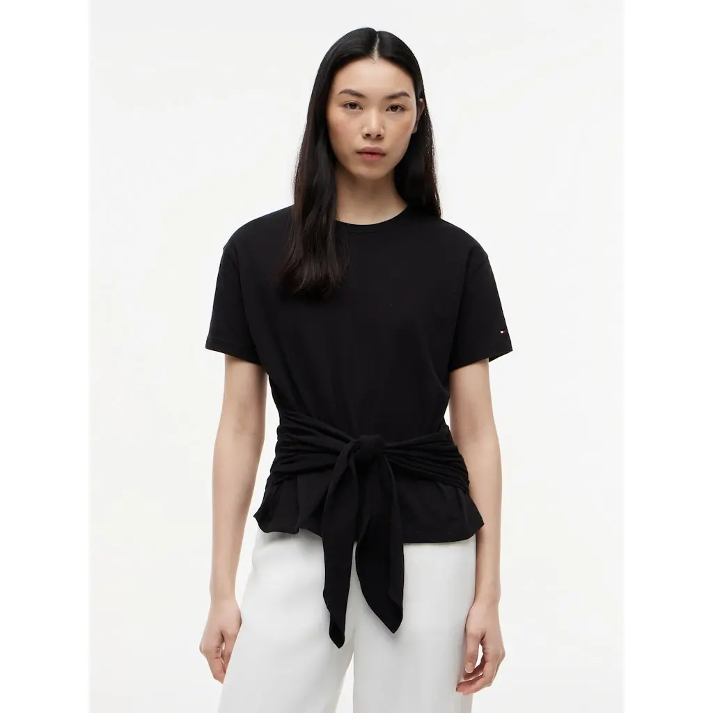Tommy-Hilfiger_rento-puuvillainen-t-paita-solmittavalla-rusettiyksityiskohdalla