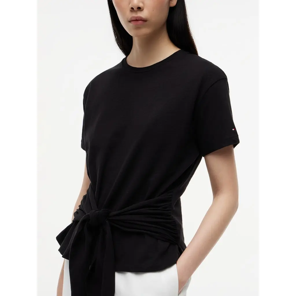 Tommy-Hilfiger_rento-puuvillainen-t-paita-solmittavalla-rusettiyksityiskohdalla