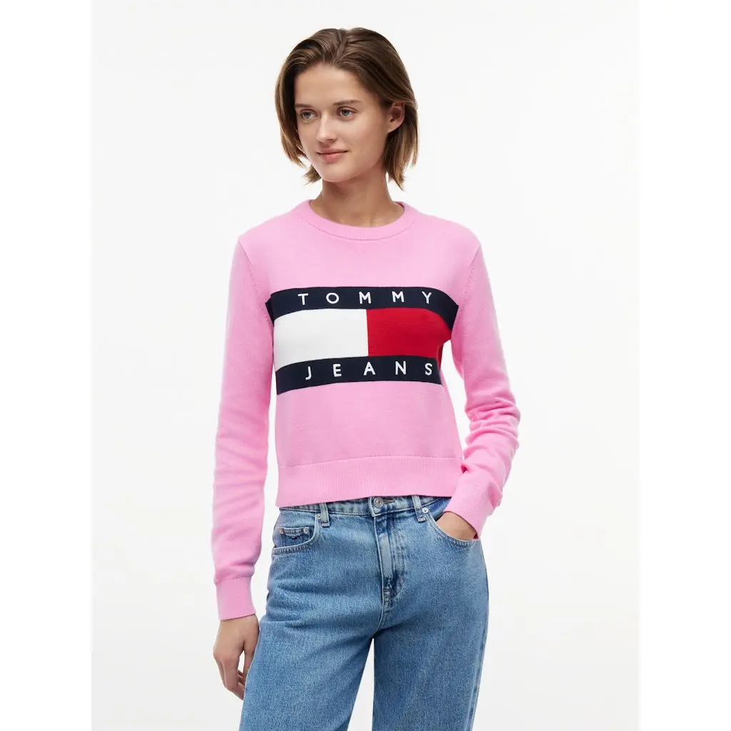 Tommy-Jeans_naisten-pinkki-puuvillaneule-lippulogolla
