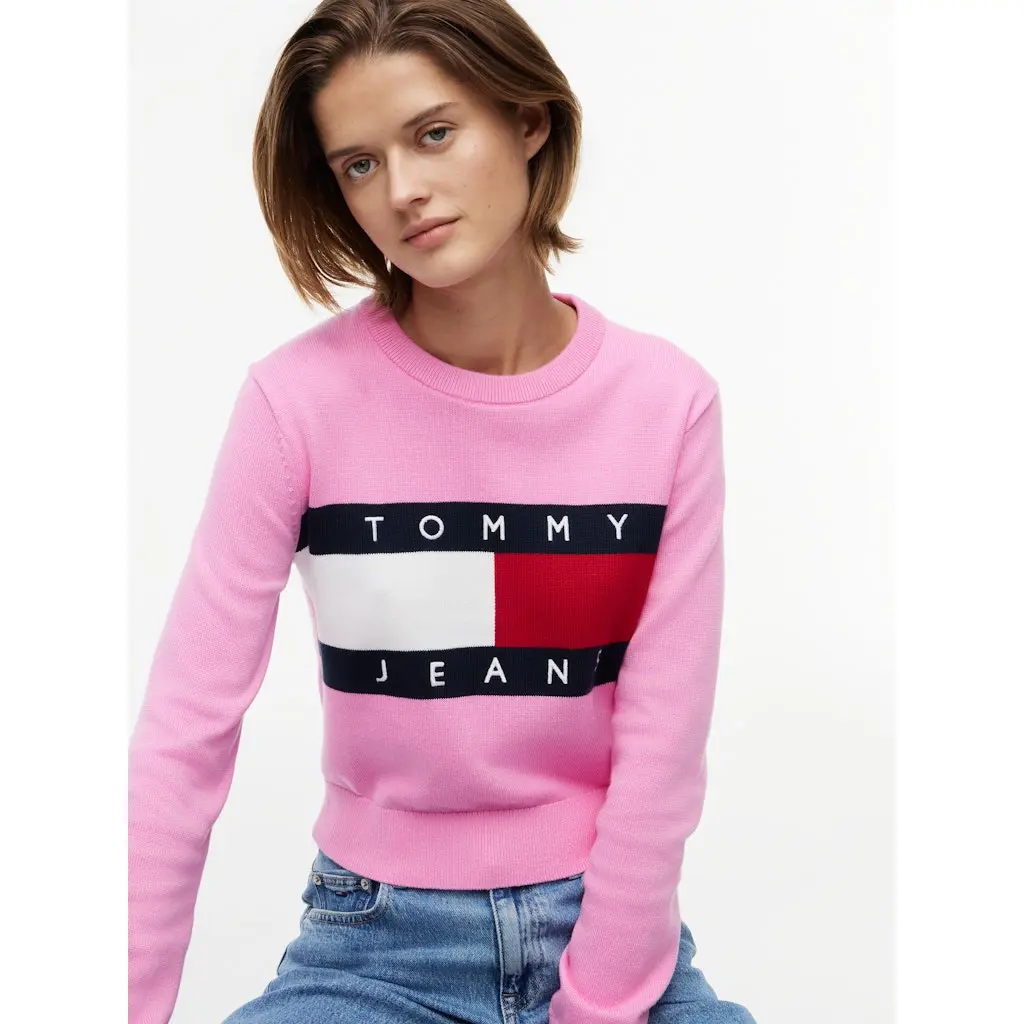 Tommy-Jeans_naisten-pinkki-puuvillaneule-lippulogolla
