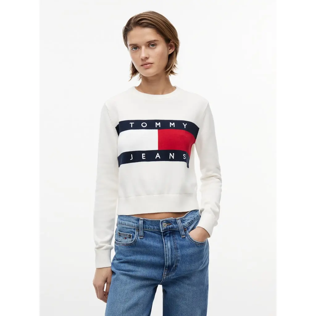 Tommy-Jeans_naisten-valkoinen-puuvillaneule-lippulogolla
