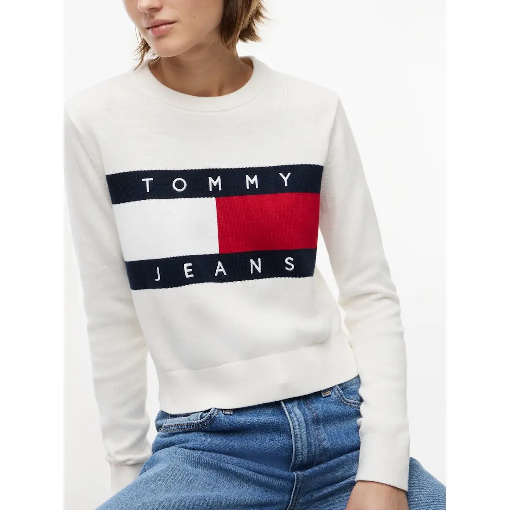 Tommy-Jeans_naisten-valkoinen-puuvillaneule-lippulogolla