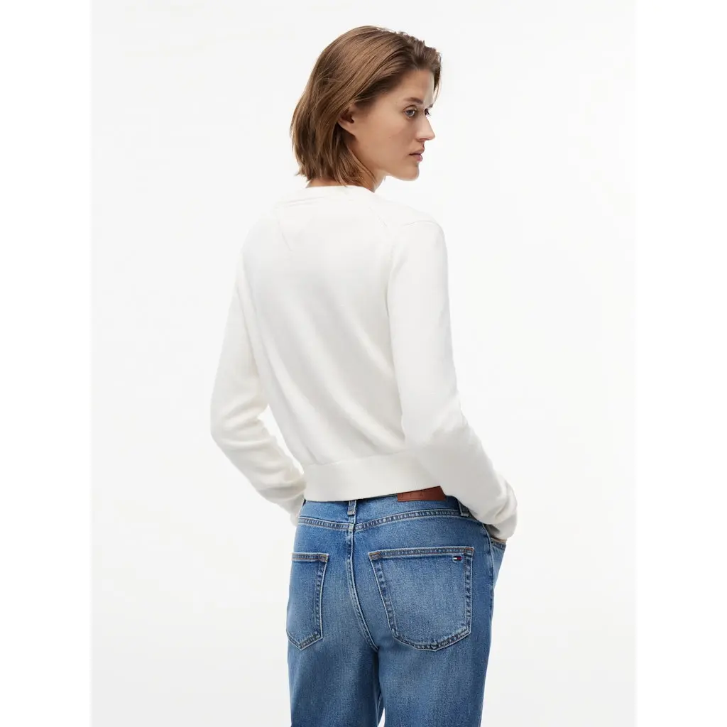 Tommy-Jeans_naisten-valkoinen-puuvillaneule-lippulogolla
