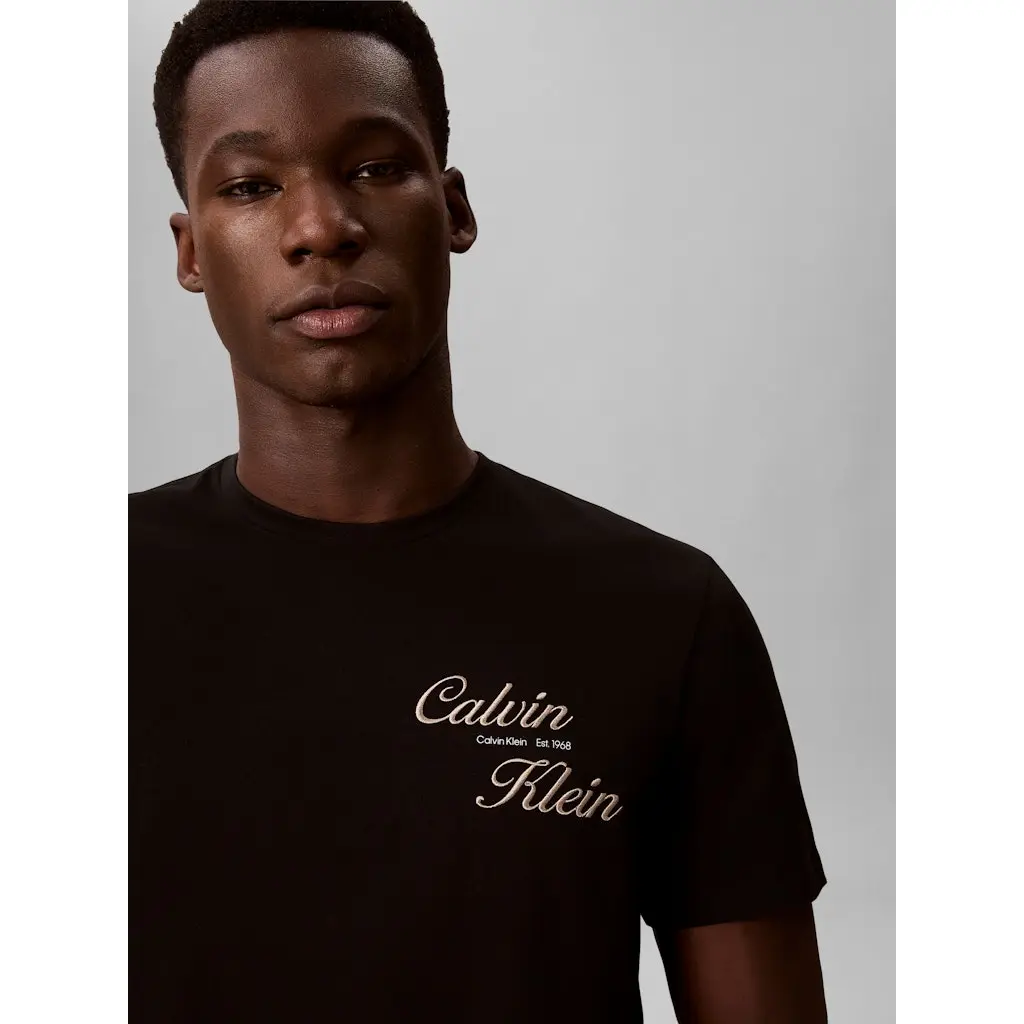 Calvin-Klein-miesten-musta-logot-paita-kaunikirjailulla-logolla-selassa-ja-edessa