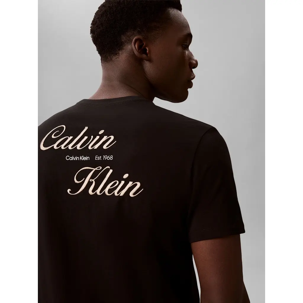 Calvin-Klein-miesten-musta-logot-paita-kaunikirjailulla-logolla-selassa-ja-edessa