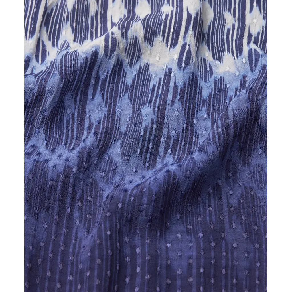 Masai_naisten-sini-valkoinen-kuviollinen-maximekko-perhoshihalla
