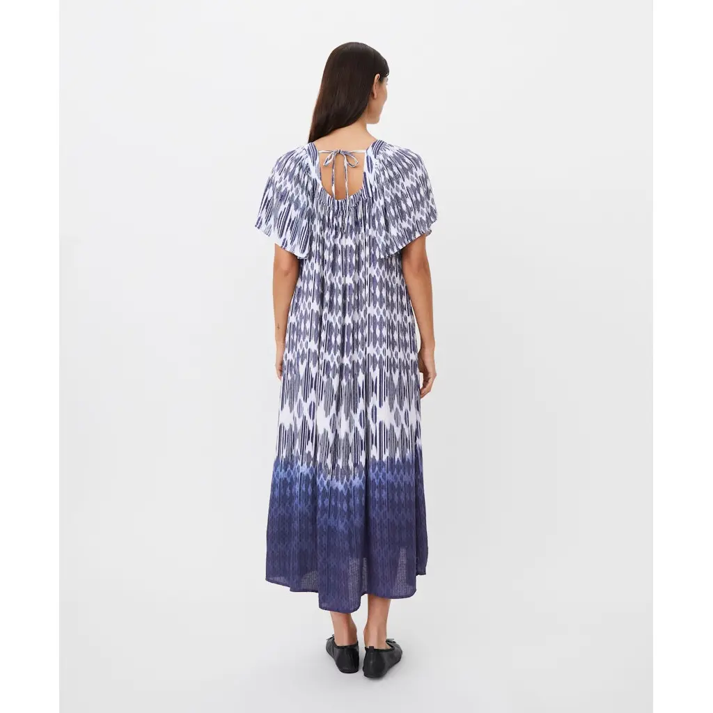 Masai_naisten-sini-valkoinen-kuviollinen-maximekko-perhoshihalla