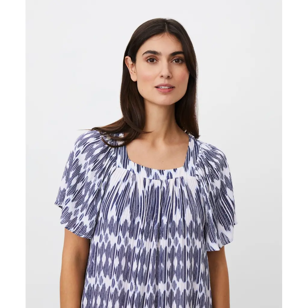 Masai_naisten-sini-valkoinen-kuviollinen-maximekko-perhoshihalla