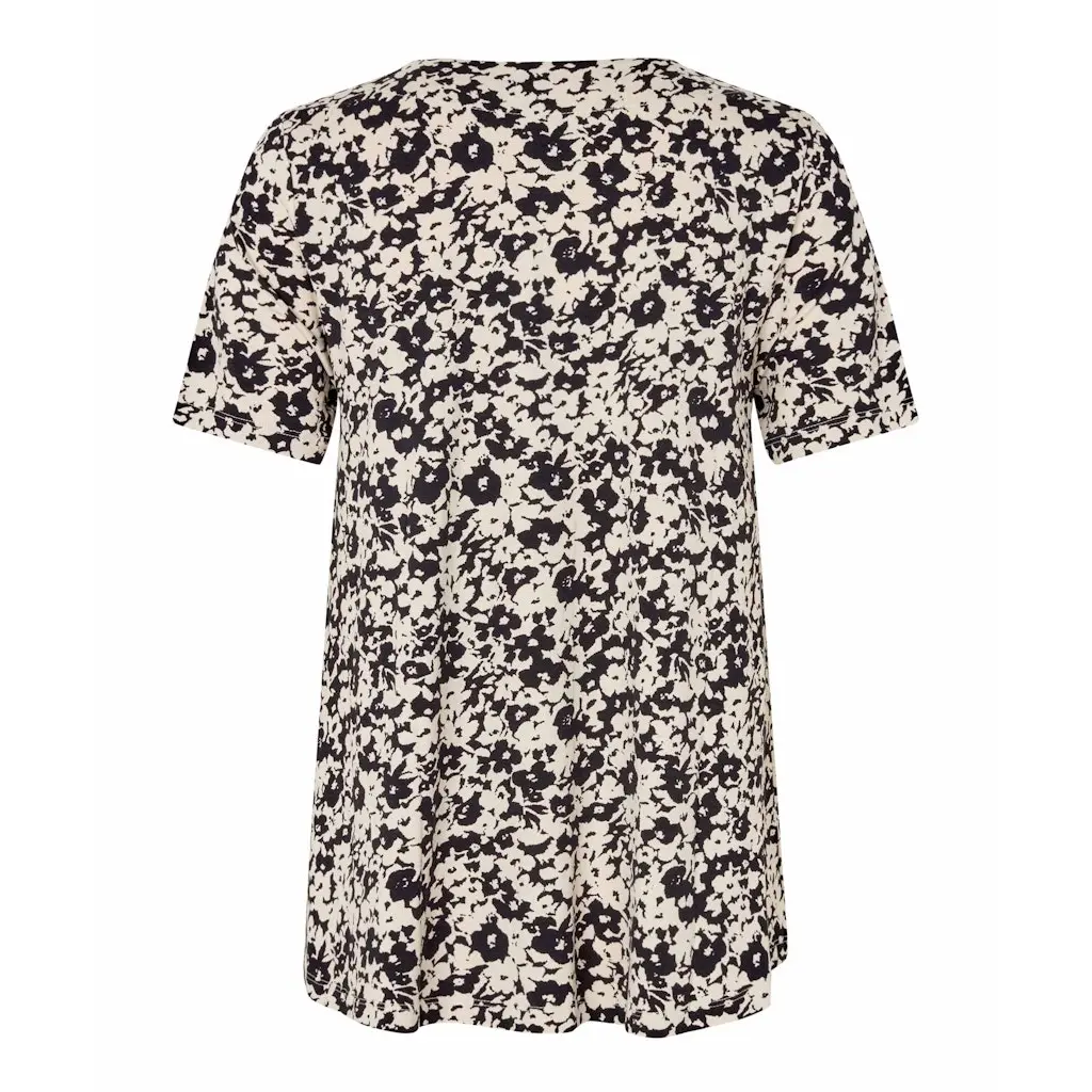 Masai_trikoinen-a-linjainen-masai-t-paita-v-paantiella-beige-mustalla-kukkakuviolla
