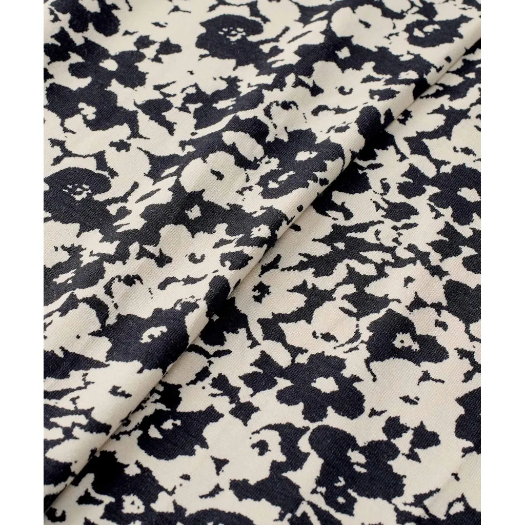 Masai_trikoinen-a-linjainen-masai-t-paita-v-paantiella-beige-mustalla-kukkakuviolla