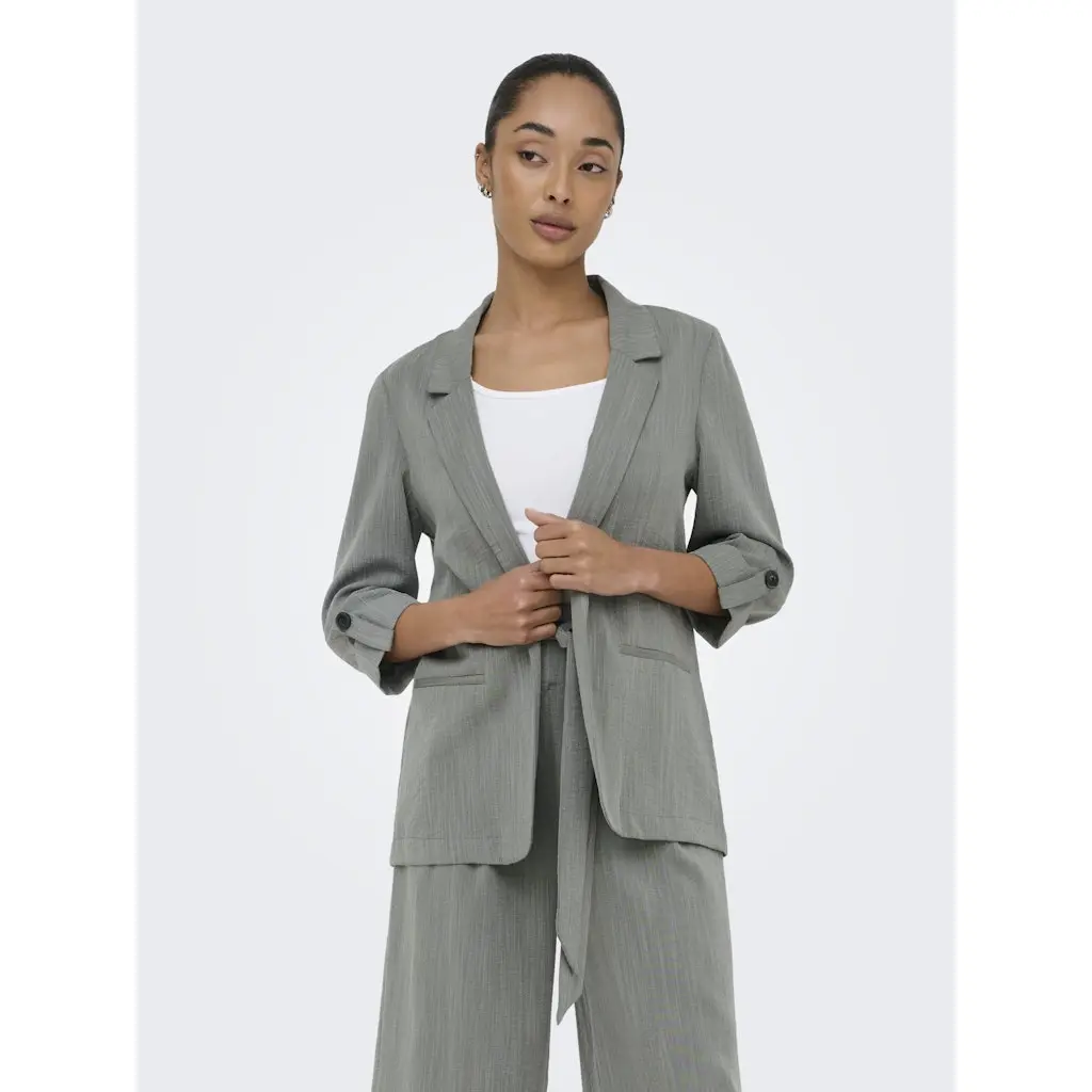vaaleanvihrean-harmaa-naisten-loose-fit-blazeri