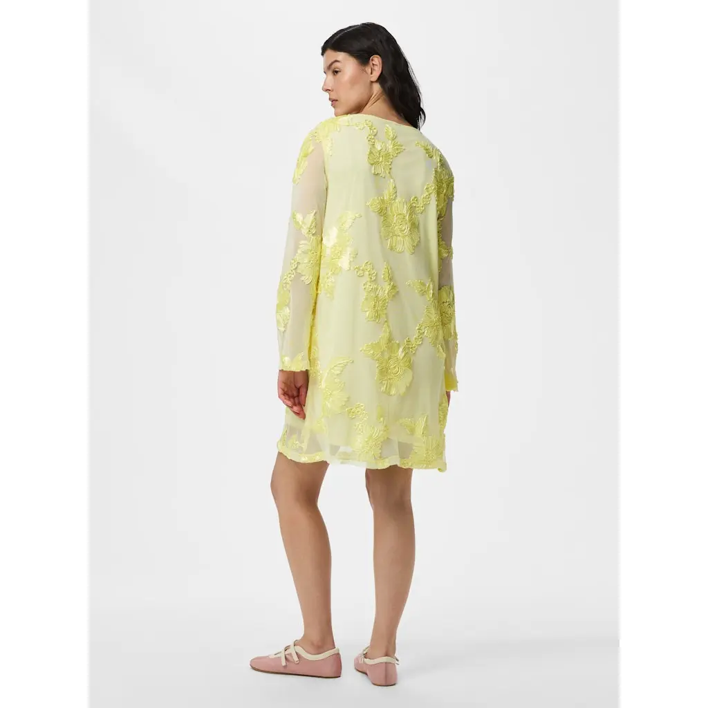PIECES_keltainen-lyhyt-mekko-kukkakirjonnalla-ja-lapikuultavilla-pitkilla-hihoilla-seka-polvimittaisella-helmalla