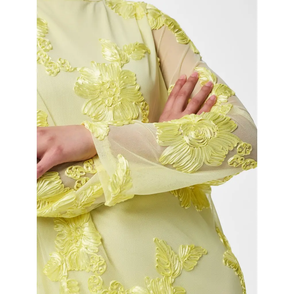 PIECES_keltainen-lyhyt-mekko-kukkakirjonnalla-ja-lapikuultavilla-pitkilla-hihoilla-seka-polvimittaisella-helmalla