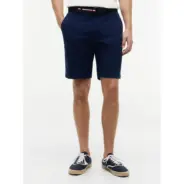 Tommy-Hilfiger_miesten-siistit-tummansiniset-chinoshortsit-brandatylla-vyolla_