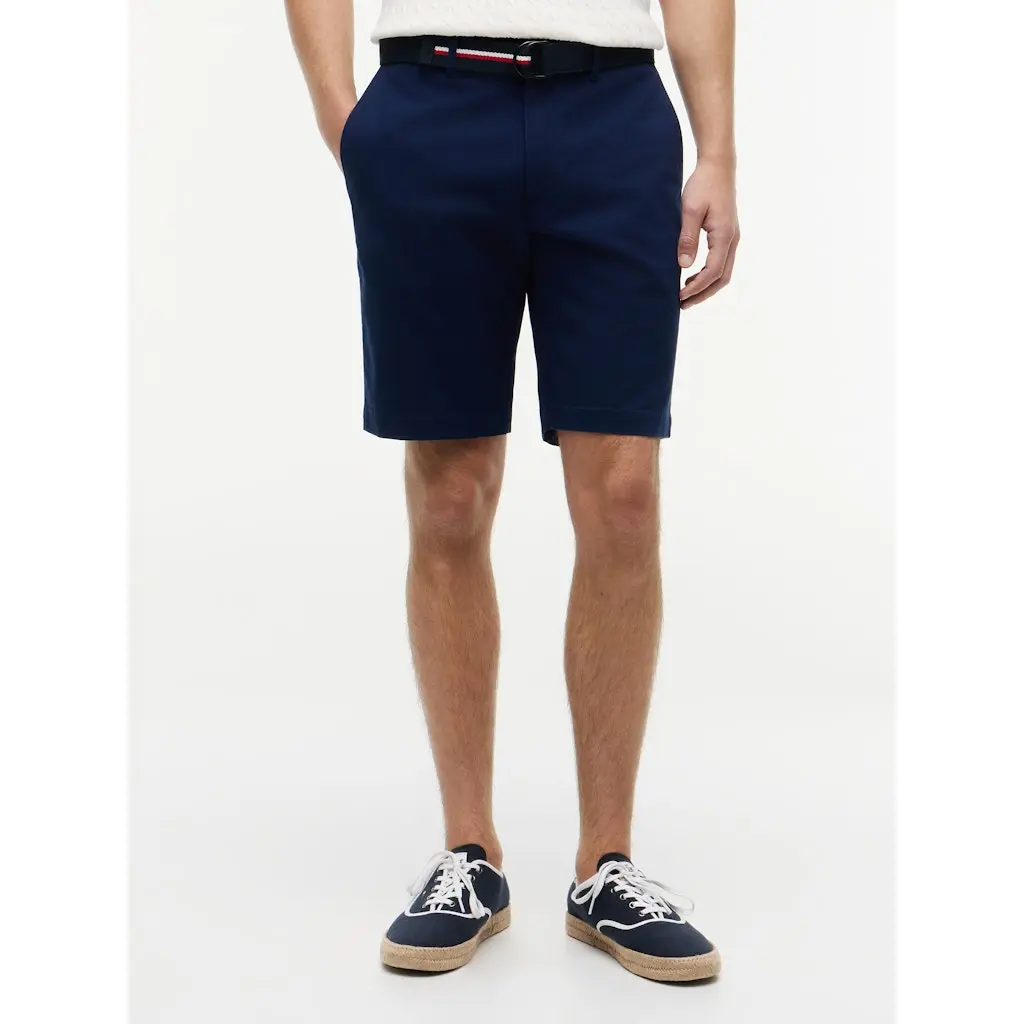 Tommy-Hilfiger_miesten-siistit-tummansiniset-chinoshortsit-brandatylla-vyolla_