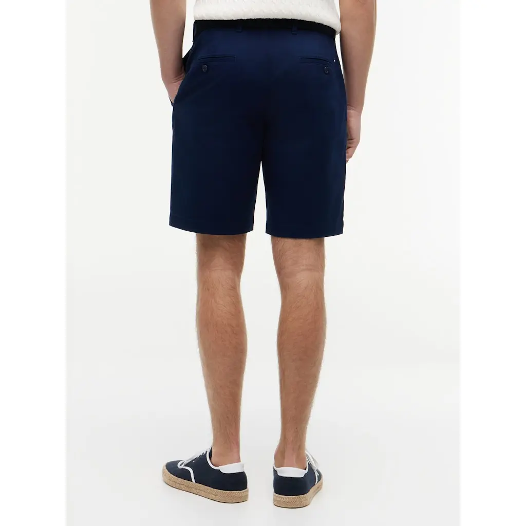 Tommy-Hilfiger_miesten-siistit-tummansiniset-chinoshortsit-brandatylla-vyolla_