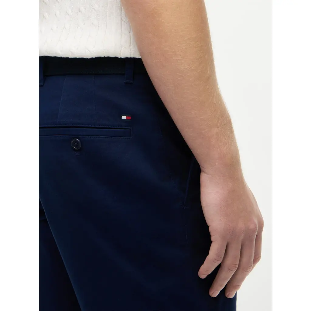 Tommy-Hilfiger_miesten-siistit-tummansiniset-chinoshortsit-brandatylla-vyolla_