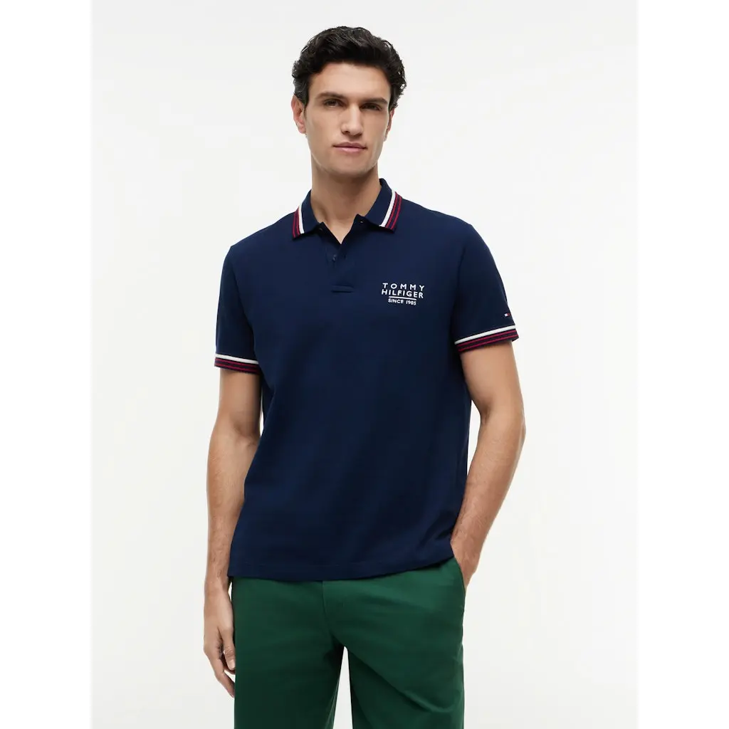 Tommy-Hilfiger_miesten-tummansininen-pikeepaita-kontrasikauluksella-ja-hihansuilla