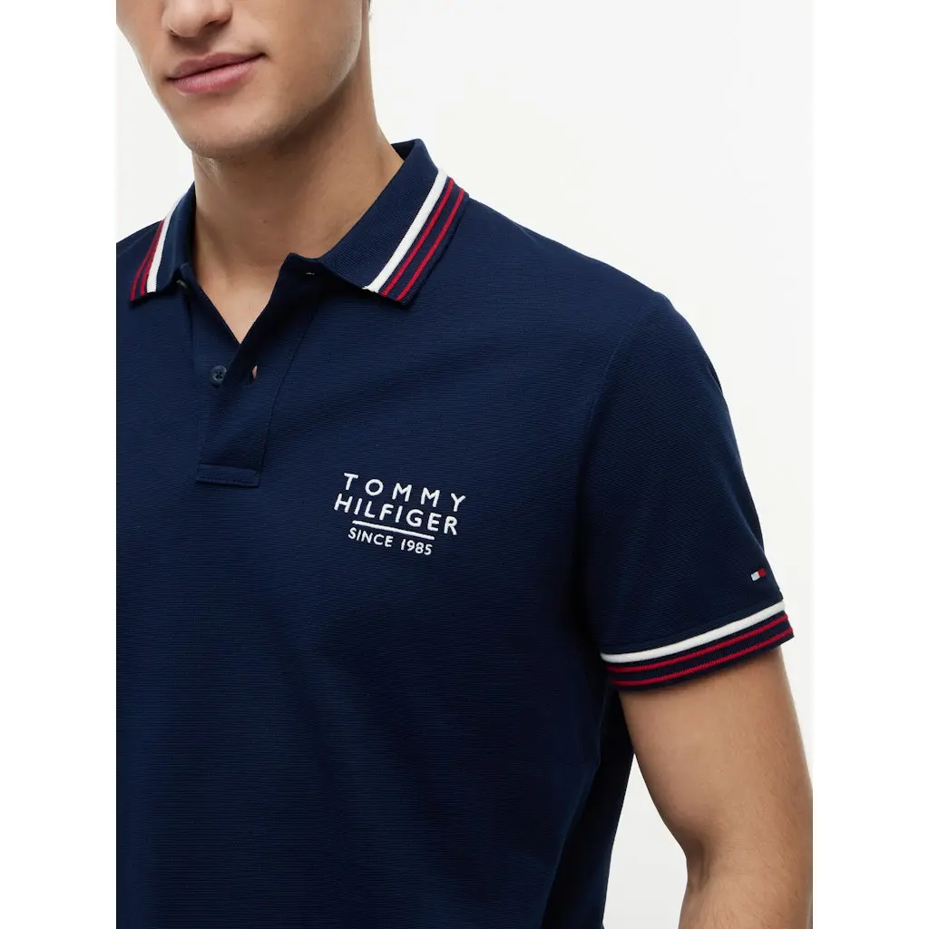 Tommy-Hilfiger_miesten-tummansininen-pikeepaita-kontrasikauluksella-ja-hihansuilla