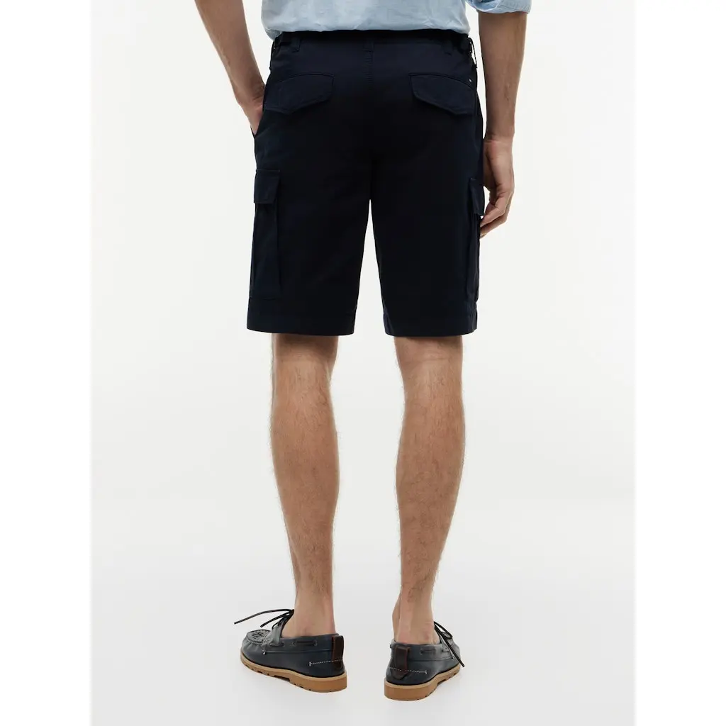 Tommy-Hilfiger_miesten-tummansiniset-reisitaskulliset-puuvillashortsit