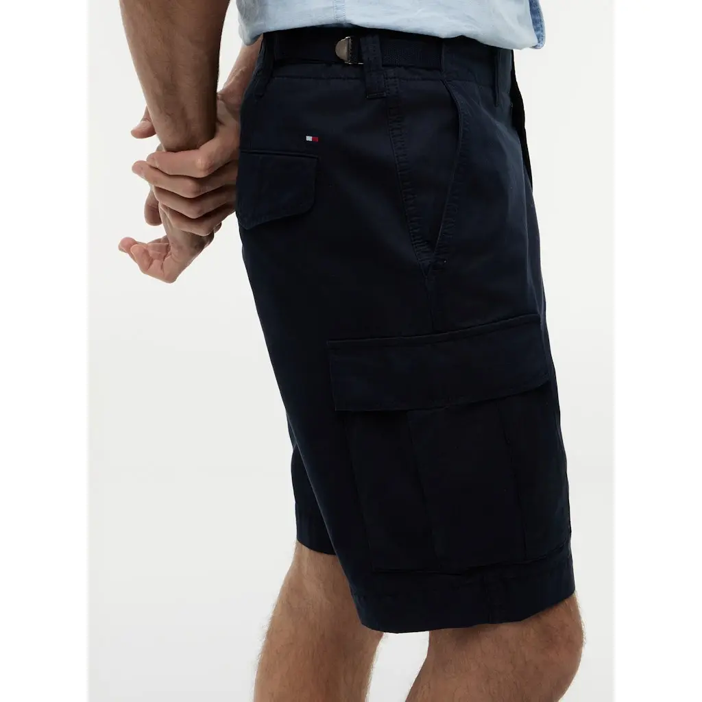 Tommy-Hilfiger_miesten-tummansiniset-reisitaskulliset-puuvillashortsit