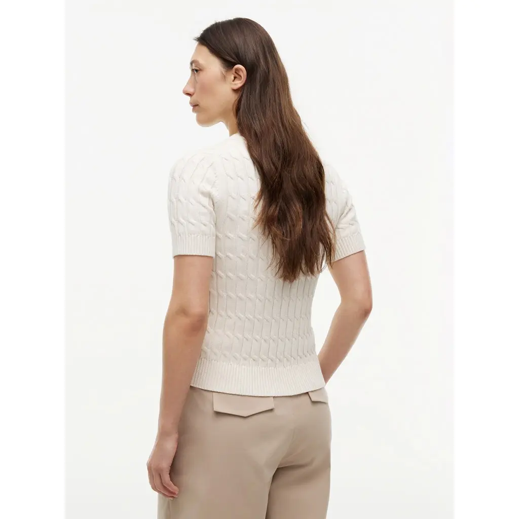Tommy-Hilfiger_naisten-luonnonvalkoinen-lyhythihainen-palmikkoneule-logomerkilla