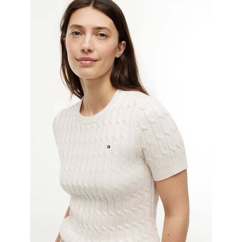 Tommy-Hilfiger_naisten-luonnonvalkoinen-lyhythihainen-palmikkoneule-logomerkilla