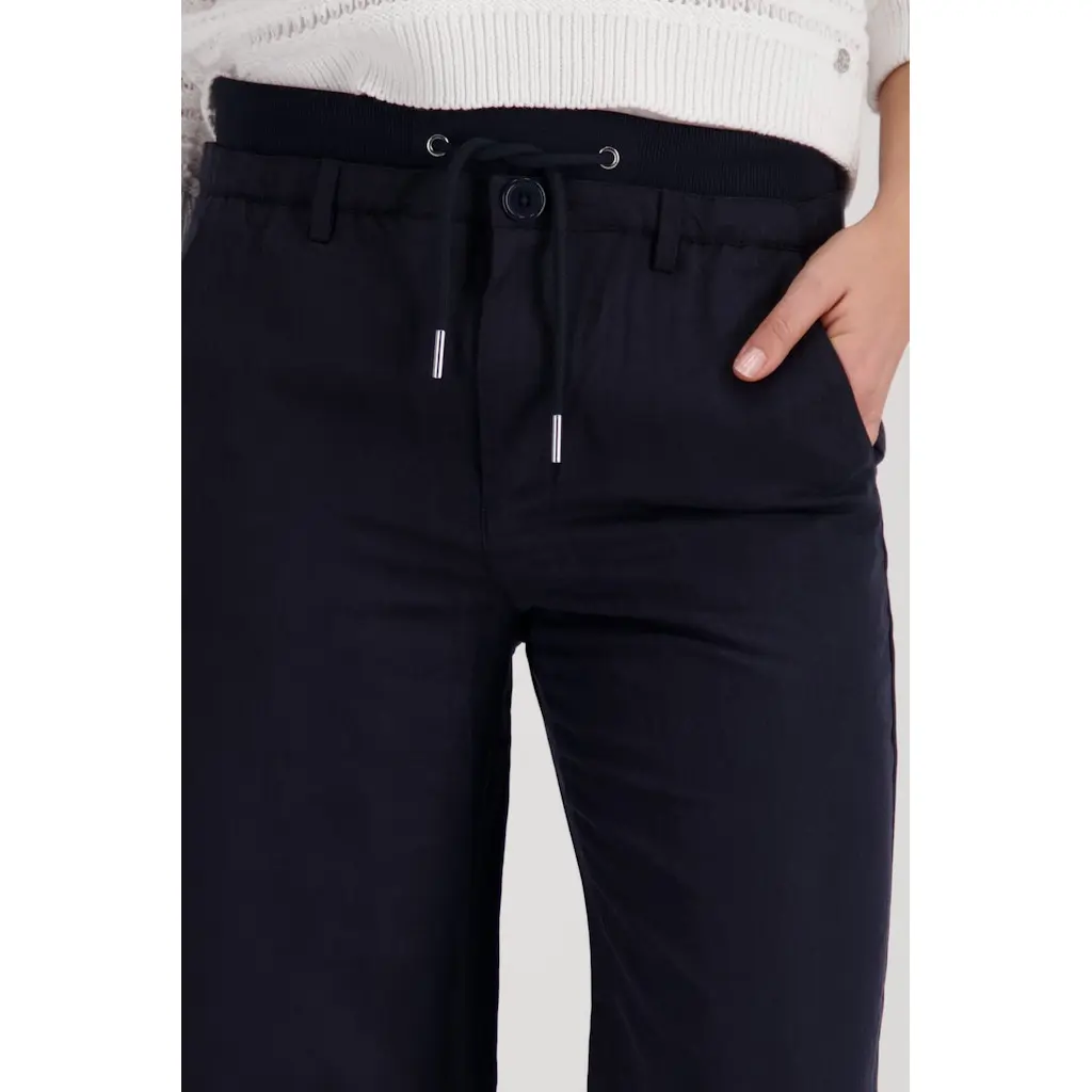 monari_naisten-tummansiniset-levealahkeiset-siistit-mutta-rennot-housut-joustavalla-vyotarolla_