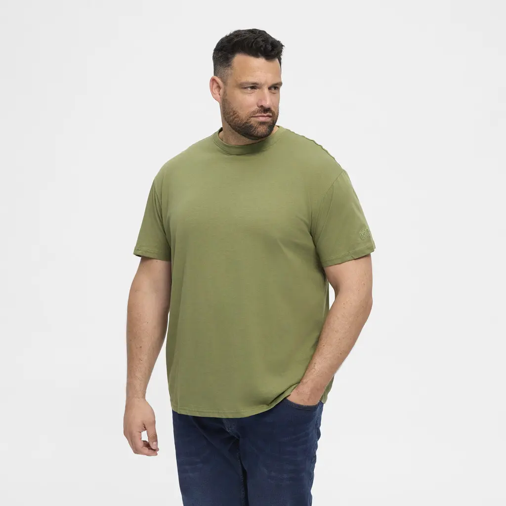 All-size-miesten-oliivinvihrea-pluskoon-yksivarinen-t-paita