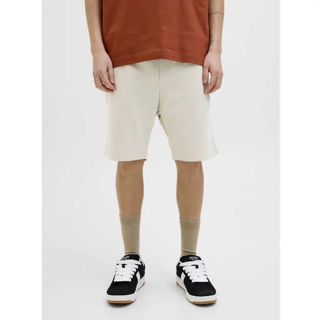 JACKJONES-miesten-beigen-savyiset-polvimittaiset-rennot-colelgeshortsit