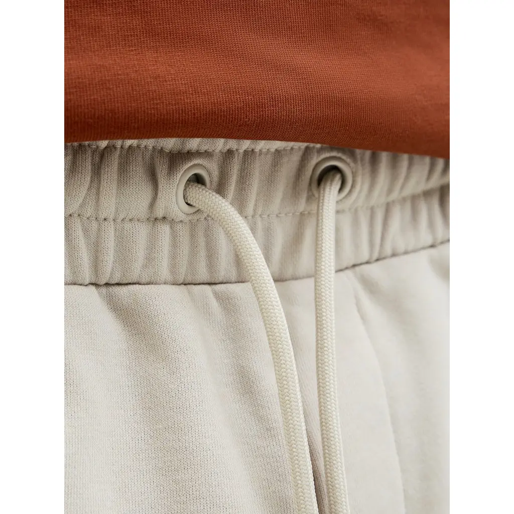 JACKJONES-miesten-beigen-savyiset-polvimittaiset-rennot-colelgeshortsit