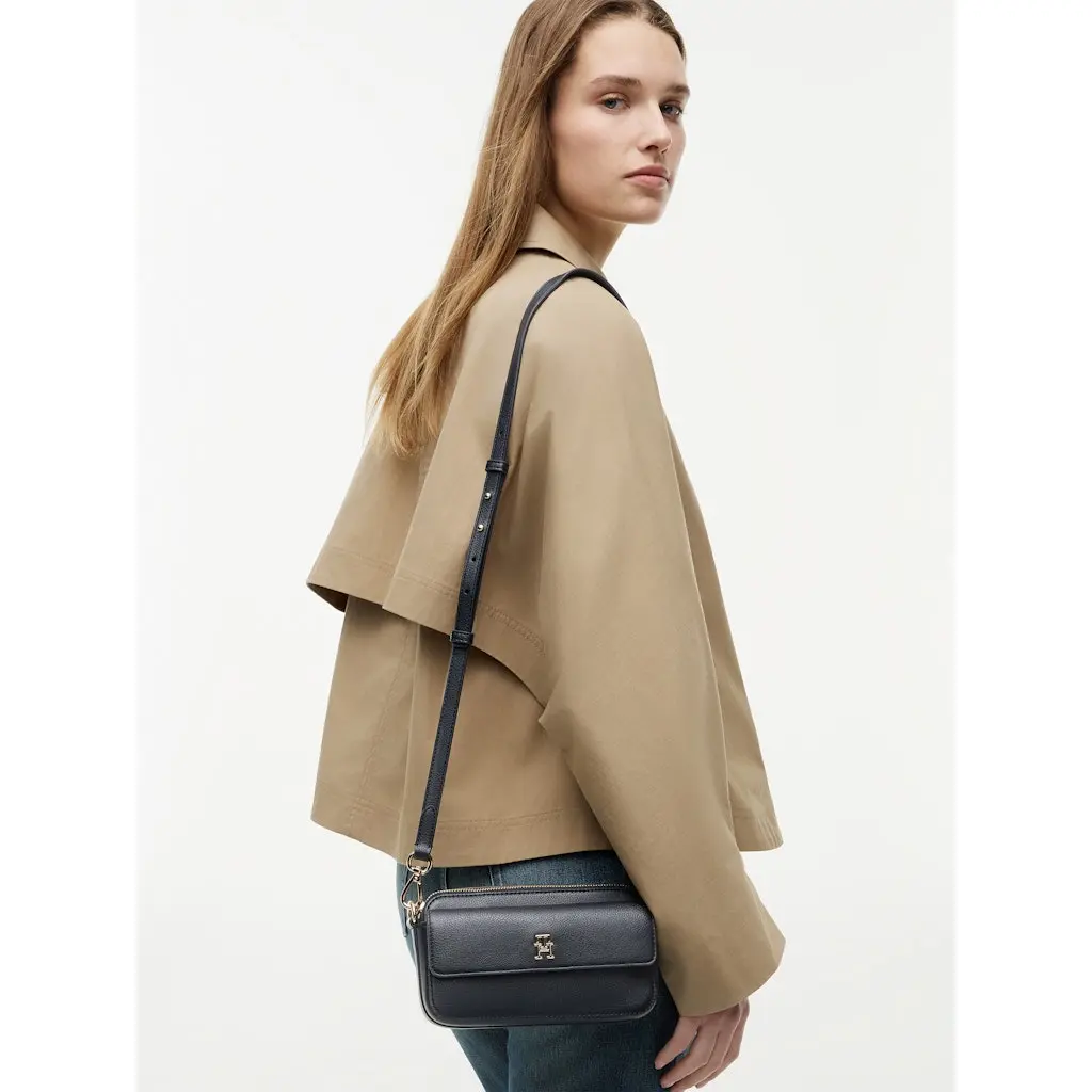 Tommy-Hilfiger-naisten-tummansininen-pieni-olkalaukku