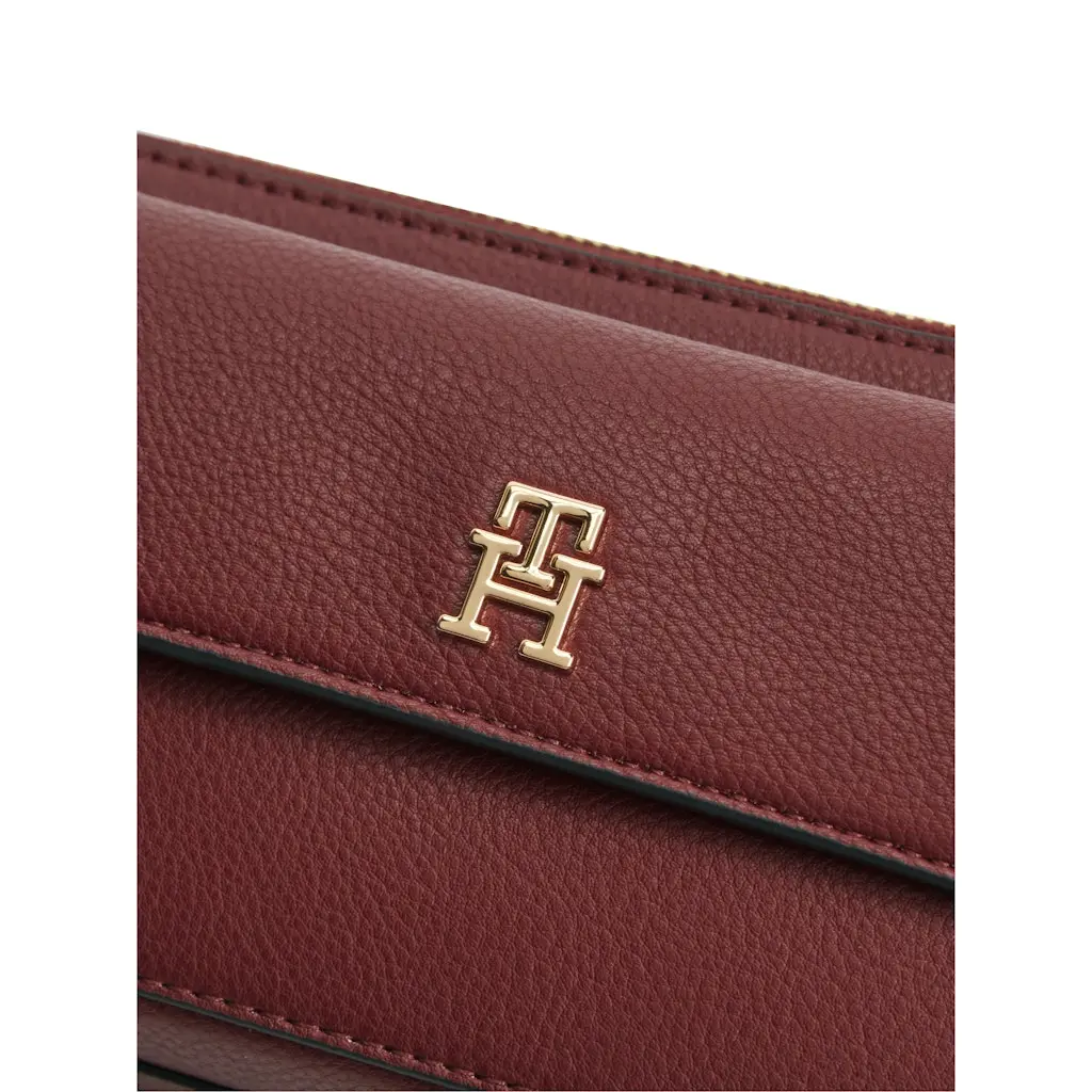 Tommy-Hilfiger-naisten-viininpunainen-olkalaukku