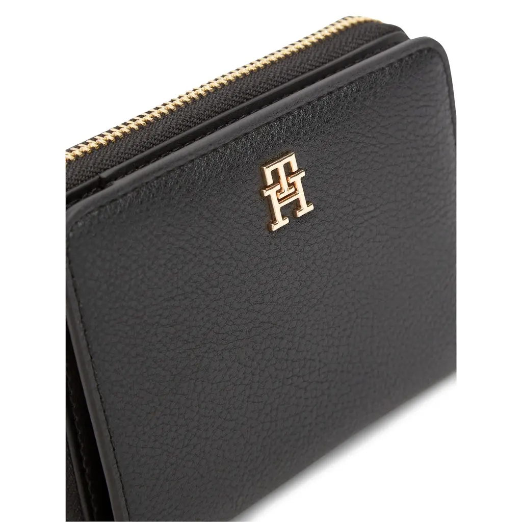 Tommy-Hilfiger_naisten-musta-pieni-lompakko