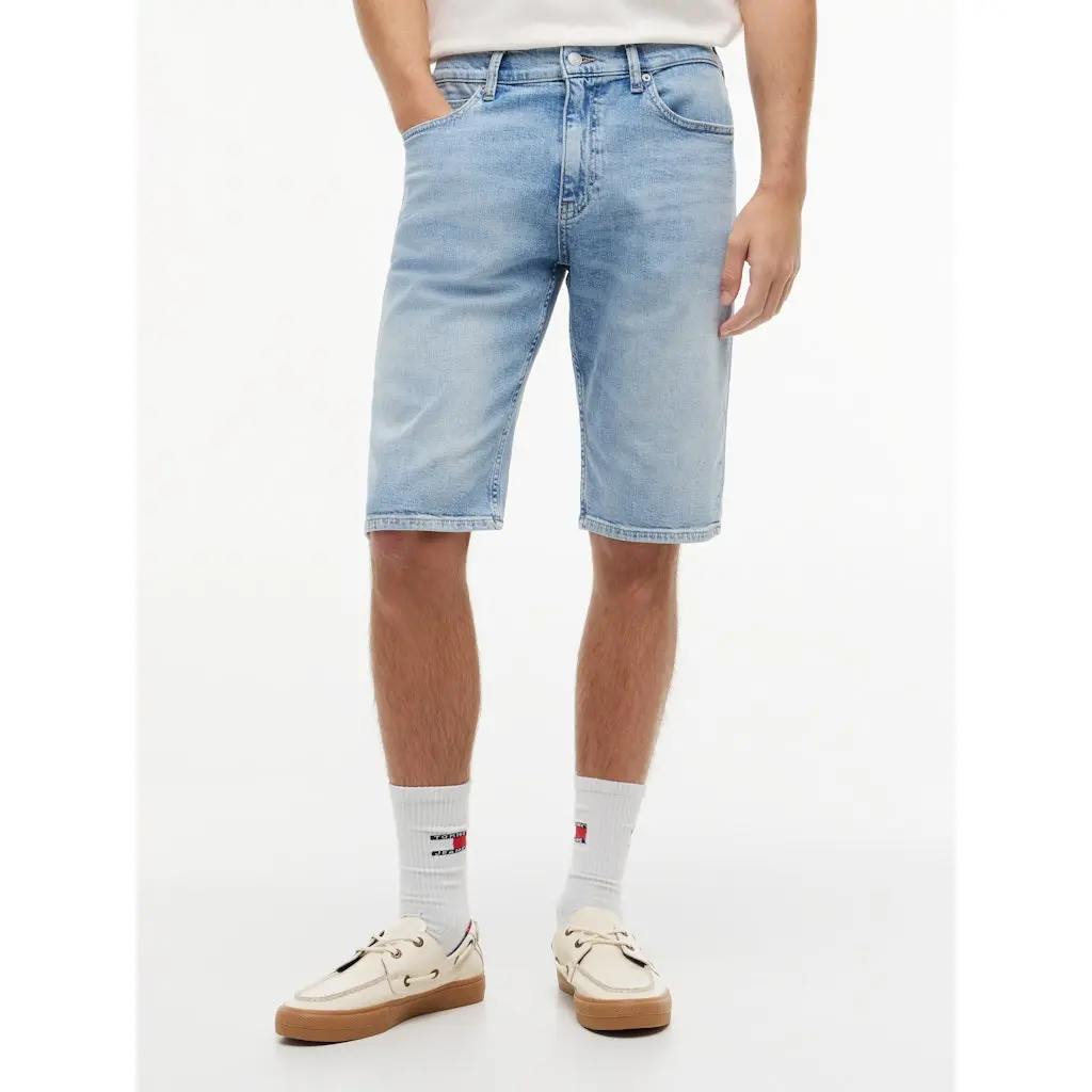 Tommy-Jeans_miesten-vaaleansiniset-rennot-polvimittaiset-farkkushortsit