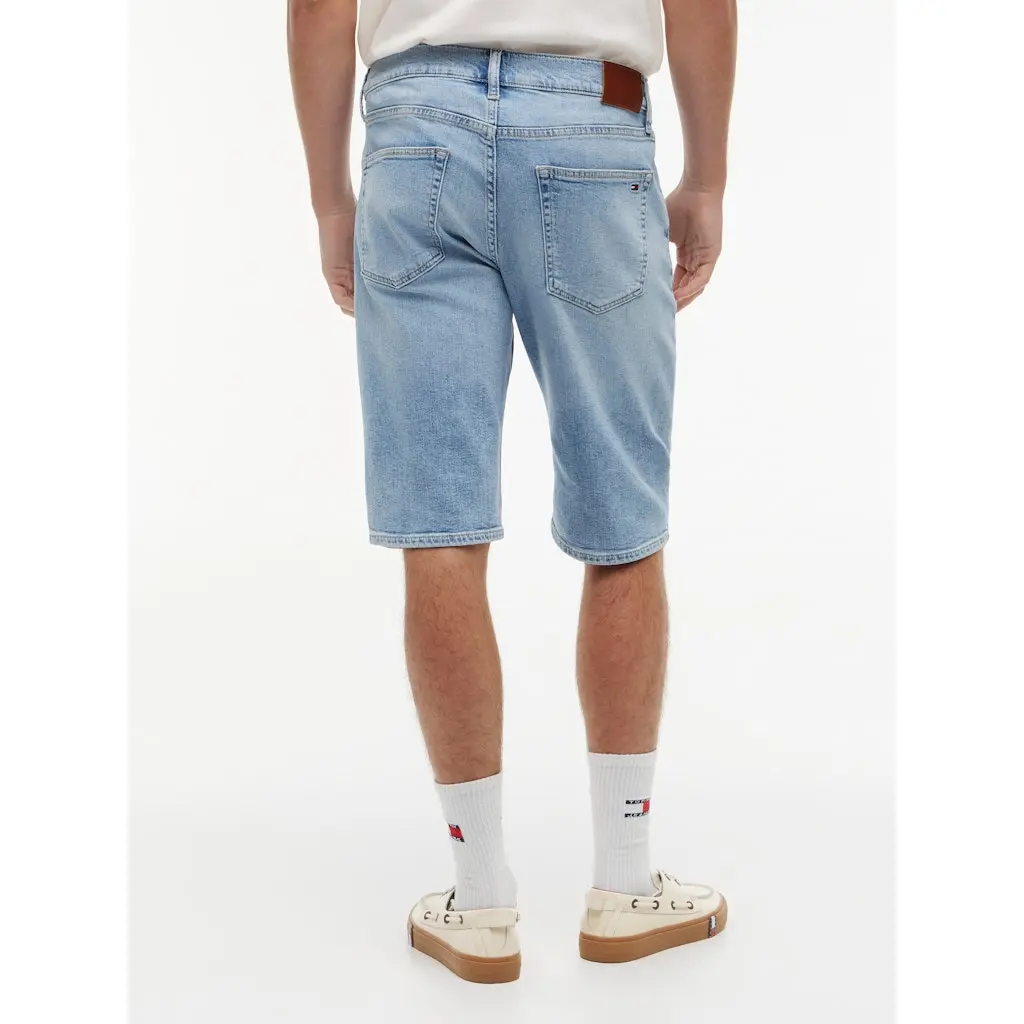 Tommy-Jeans_miesten-vaaleansiniset-rennot-polvimittaiset-farkkushortsit