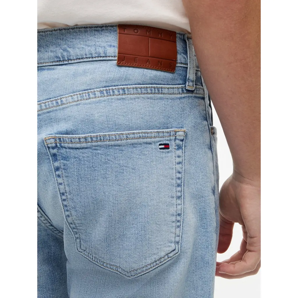 Tommy-Jeans_miesten-vaaleansiniset-rennot-polvimittaiset-farkkushortsit
