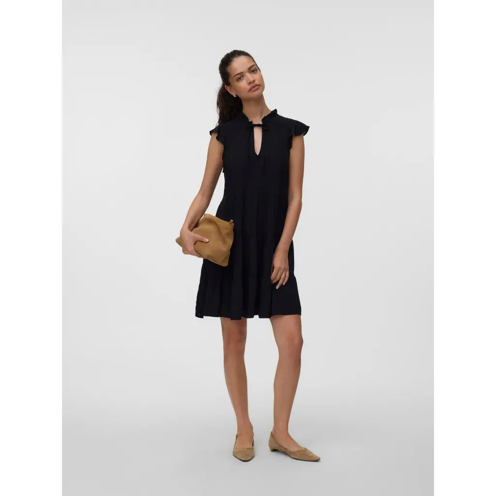 VERO-MODA-musta-naisten-frillamekko-a-linjaisella-helmalla