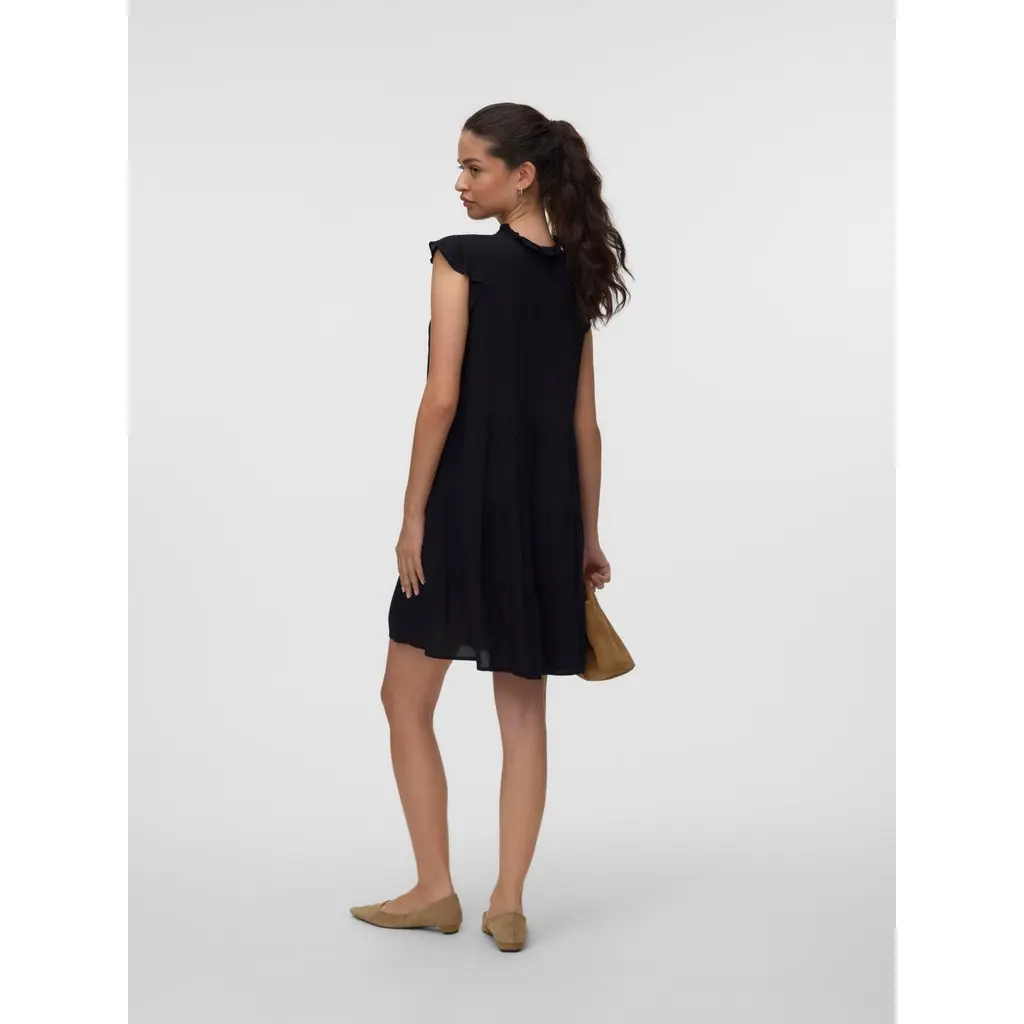 VERO-MODA-musta-naisten-frillamekko-a-linjaisella-helmalla