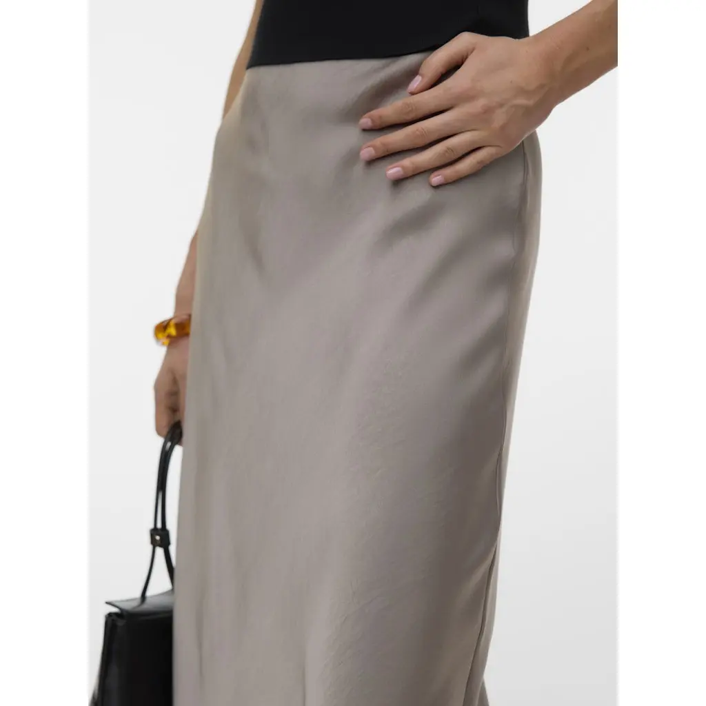 VERO-MODA_beige-naisten-a-linjainen-satiinihame