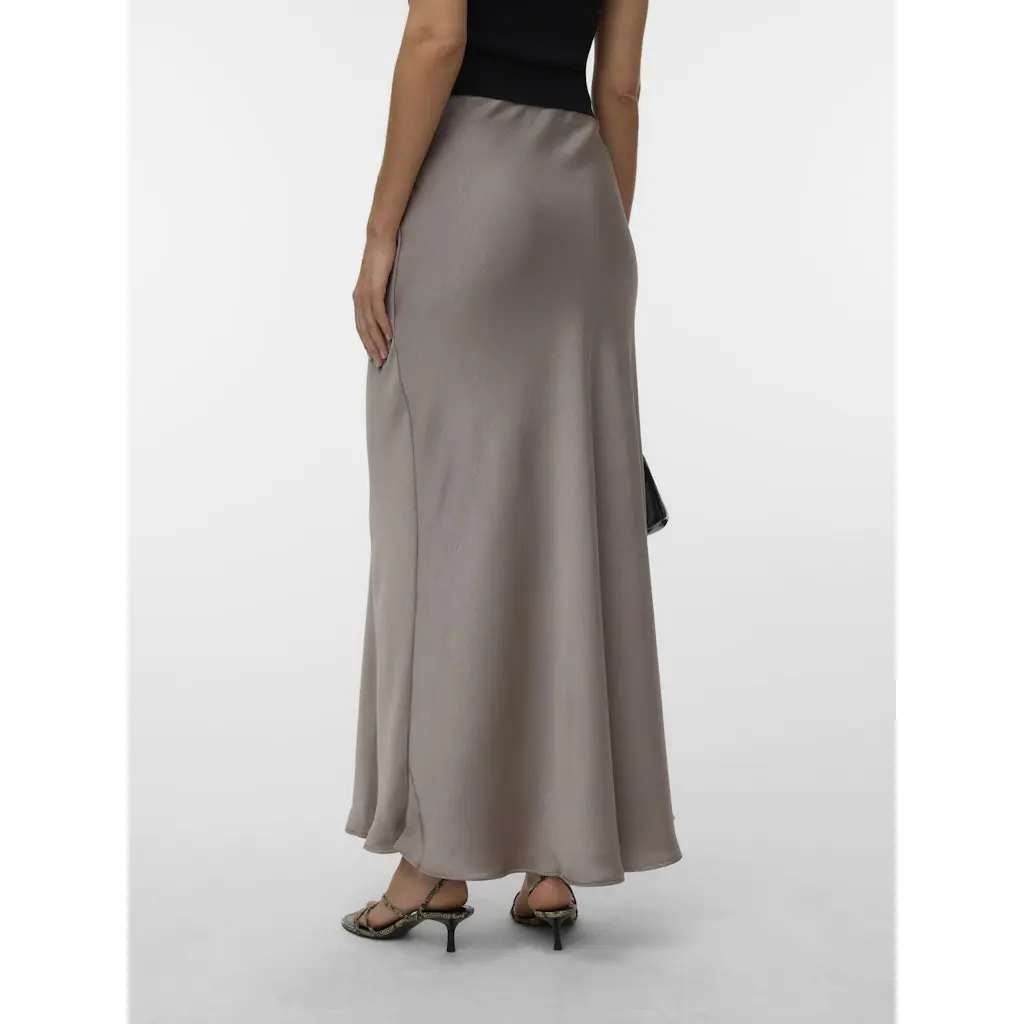 VERO-MODA_beige-naisten-a-linjainen-satiinihame