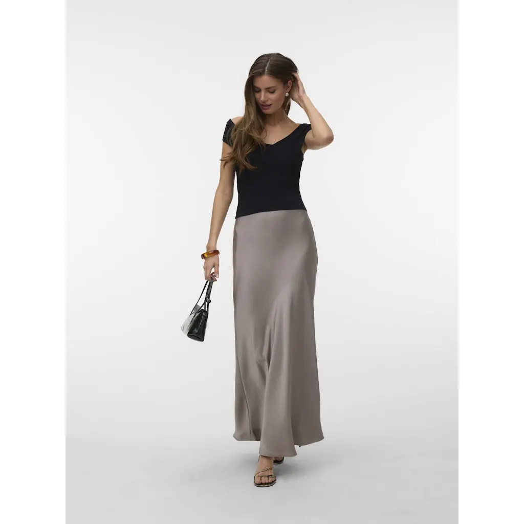 VERO-MODA_beige-naisten-a-linjainen-satiinihame