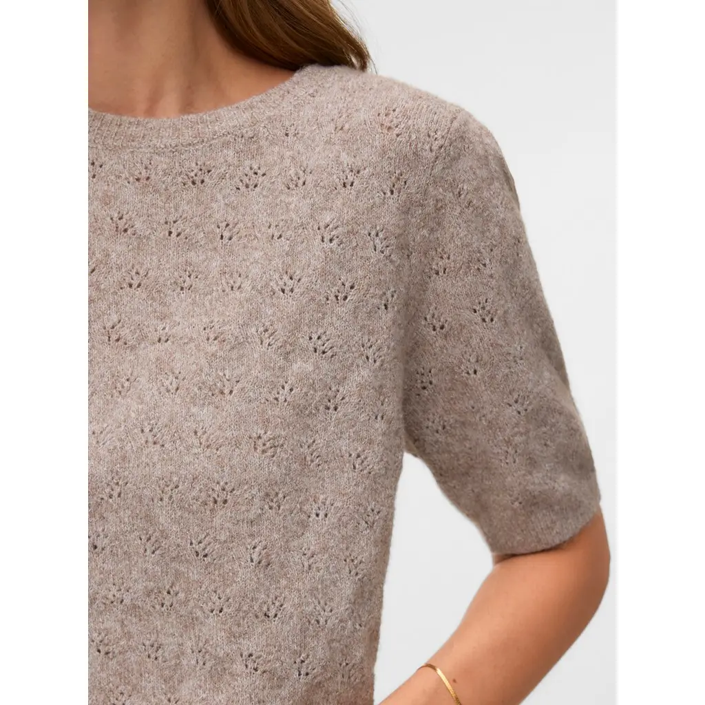 VERO-MODA_lyhythihainen-tumman-hiekan-varinen-pitsineule-pyorealla-paantiella