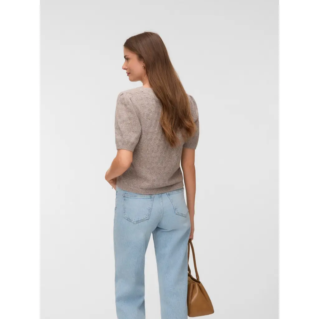 VERO-MODA_lyhythihainen-tumman-hiekan-varinen-pitsineule-pyorealla-paantiella