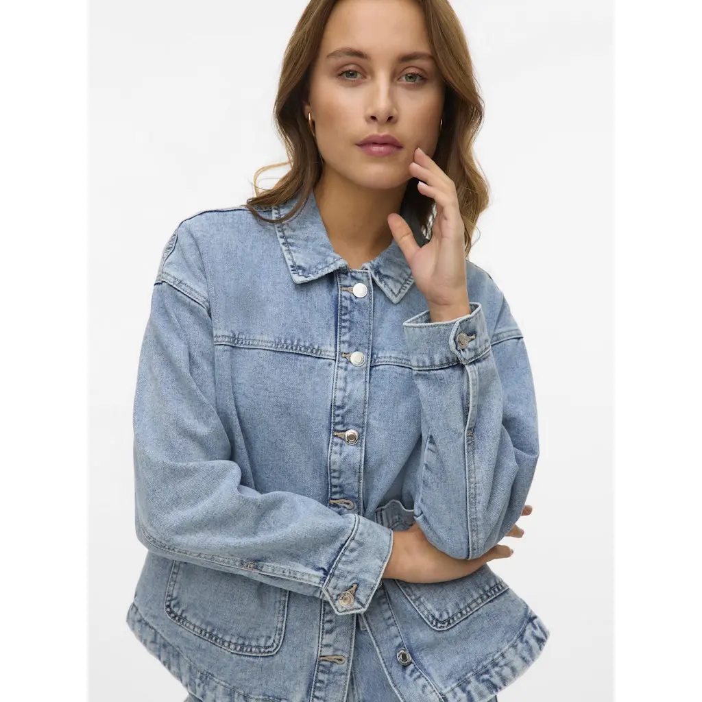 VERO-MODA_rento-vaaleansininen-oversize-farkkutakki