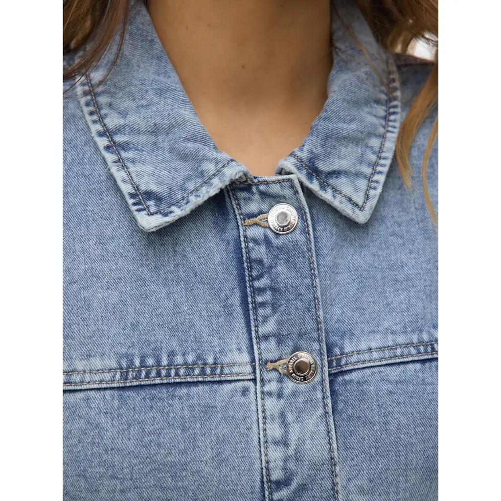 VERO-MODA_rento-vaaleansininen-oversize-farkkutakki